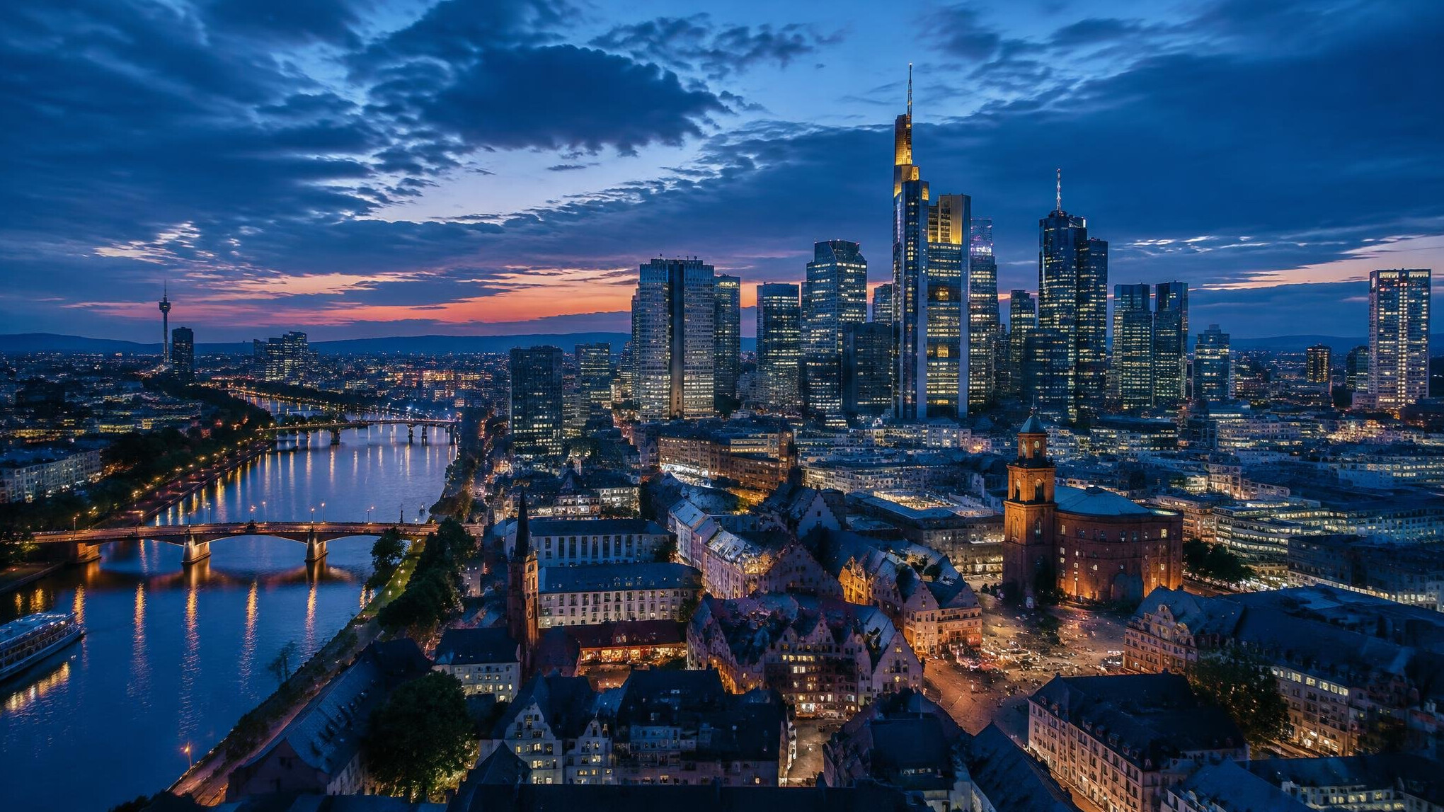 Stadtsilhouette in der Abenddämmerung aus der Vogelperspektive